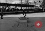 Image Baril Jumping sur la glace Liberty New York USA, 1961, de la seconde 19 séquences d'archives historiques vidéo 65675055703