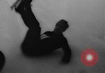 Image Baril Jumping sur la glace Liberty New York USA, 1961, de la seconde 21 séquences d'archives historiques vidéo 65675055703