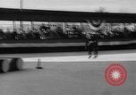 Image Baril Jumping sur la glace Liberty New York USA, 1961, de la seconde 26 séquences d'archives historiques vidéo 65675055703