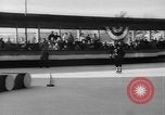 Image Baril Jumping sur la glace Liberty New York USA, 1961, de la seconde 30 séquences d'archives historiques vidéo 65675055703