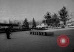 Image Baril Jumping sur la glace Liberty New York USA, 1961, de la seconde 41 séquences d'archives historiques vidéo 65675055703