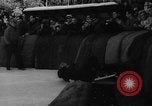 Image Baril Jumping sur la glace Liberty New York USA, 1961, de la seconde 46 séquences d'archives historiques vidéo 65675055703