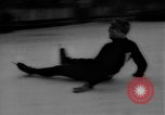 Image Baril Jumping sur la glace Liberty New York USA, 1961, de la seconde 50 séquences d'archives historiques vidéo 65675055703