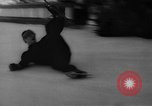 Image Baril Jumping sur la glace Liberty New York USA, 1961, de la seconde 61 séquences d'archives historiques vidéo 65675055703