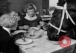 Standbild Mädchen Holland Niederlande, 1954, aus Sekunde 32 historischem Filmmaterial Videoclip 65675055708
