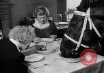Standbild Mädchen Holland Niederlande, 1954, aus Sekunde 33 historischem Filmmaterial Videoclip 65675055708