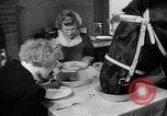 Standbild Mädchen Holland Niederlande, 1954, aus Sekunde 34 historischem Filmmaterial Videoclip 65675055708