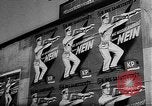Standbild Wahl Ausschreitungen Saarbrucken Deutschland, 1955, aus Sekunde 18 historischem Filmmaterial Videoclip 65675055711