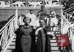 Immagine di Sfilata di moda Belmont Park New York USA, 1957, secondo 9 filmato di repertorio 65675055745