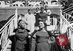 Immagine di Sfilata di moda Belmont Park New York USA, 1957, secondo 10 filmato di repertorio 65675055745