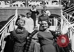 Immagine di Sfilata di moda Belmont Park New York USA, 1957, secondo 11 filmato di repertorio 65675055745