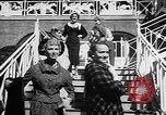 Immagine di Sfilata di moda Belmont Park New York USA, 1957, secondo 13 filmato di repertorio 65675055745