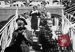 Immagine di Sfilata di moda Belmont Park New York USA, 1957, secondo 14 filmato di repertorio 65675055745