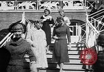 Immagine di Sfilata di moda Belmont Park New York USA, 1957, secondo 15 filmato di repertorio 65675055745