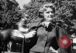 Immagine di Sfilata di moda Belmont Park New York USA, 1957, secondo 20 filmato di repertorio 65675055745