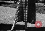 Immagine di Sfilata di moda Belmont Park New York USA, 1957, secondo 28 filmato di repertorio 65675055745
