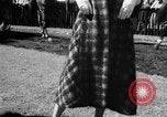 Immagine di Sfilata di moda Belmont Park New York USA, 1957, secondo 29 filmato di repertorio 65675055745
