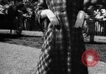 Immagine di Sfilata di moda Belmont Park New York USA, 1957, secondo 30 filmato di repertorio 65675055745
