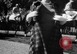 Immagine di Sfilata di moda Belmont Park New York USA, 1957, secondo 31 filmato di repertorio 65675055745