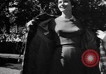 Immagine di Sfilata di moda Belmont Park New York USA, 1957, secondo 32 filmato di repertorio 65675055745
