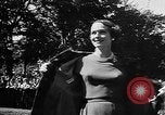 Immagine di Sfilata di moda Belmont Park New York USA, 1957, secondo 33 filmato di repertorio 65675055745