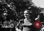 Immagine di Sfilata di moda Belmont Park New York USA, 1957, secondo 34 filmato di repertorio 65675055745