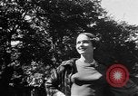 Immagine di Sfilata di moda Belmont Park New York USA, 1957, secondo 35 filmato di repertorio 65675055745