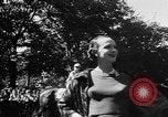 Immagine di Sfilata di moda Belmont Park New York USA, 1957, secondo 37 filmato di repertorio 65675055745