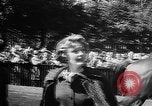 Immagine di Sfilata di moda Belmont Park New York USA, 1957, secondo 40 filmato di repertorio 65675055745