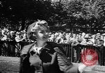 Immagine di Sfilata di moda Belmont Park New York USA, 1957, secondo 41 filmato di repertorio 65675055745