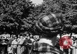 Immagine di Sfilata di moda Belmont Park New York USA, 1957, secondo 42 filmato di repertorio 65675055745