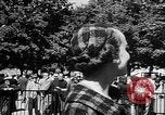 Immagine di Sfilata di moda Belmont Park New York USA, 1957, secondo 44 filmato di repertorio 65675055745