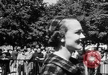 Immagine di Sfilata di moda Belmont Park New York USA, 1957, secondo 45 filmato di repertorio 65675055745