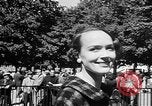 Immagine di Sfilata di moda Belmont Park New York USA, 1957, secondo 46 filmato di repertorio 65675055745