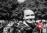 Immagine di Sfilata di moda Belmont Park New York USA, 1957, secondo 47 filmato di repertorio 65675055745