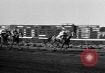 Immagine di Sfilata di moda Belmont Park New York USA, 1957, secondo 59 filmato di repertorio 65675055745