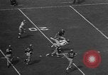 Immagine di Football americano Los Angeles California USA, 1957, secondo 11 filmato di repertorio 65675055746
