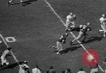 Immagine di Football americano Los Angeles California USA, 1957, secondo 33 filmato di repertorio 65675055746