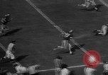Immagine di Football americano Los Angeles California USA, 1957, secondo 35 filmato di repertorio 65675055746