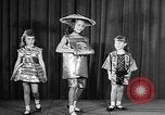 Standbild fashion collection Japan, 1958, aus Sekunde 6 historischem Filmmaterial Videoclip 65675055753