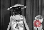 Standbild fashion collection Japan, 1958, aus Sekunde 9 historischem Filmmaterial Videoclip 65675055753