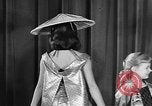 Standbild fashion collection Japan, 1958, aus Sekunde 10 historischem Filmmaterial Videoclip 65675055753