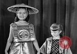 Standbild fashion collection Japan, 1958, aus Sekunde 13 historischem Filmmaterial Videoclip 65675055753