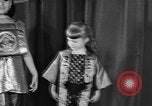 Standbild fashion collection Japan, 1958, aus Sekunde 14 historischem Filmmaterial Videoclip 65675055753