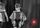 Standbild fashion collection Japan, 1958, aus Sekunde 15 historischem Filmmaterial Videoclip 65675055753