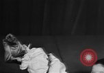 Standbild fashion collection Japan, 1958, aus Sekunde 24 historischem Filmmaterial Videoclip 65675055753