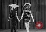 Standbild fashion collection Japan, 1958, aus Sekunde 25 historischem Filmmaterial Videoclip 65675055753