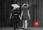 Standbild fashion collection Japan, 1958, aus Sekunde 26 historischem Filmmaterial Videoclip 65675055753