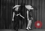 Standbild fashion collection Japan, 1958, aus Sekunde 27 historischem Filmmaterial Videoclip 65675055753