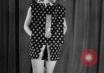 Standbild fashion collection Japan, 1958, aus Sekunde 29 historischem Filmmaterial Videoclip 65675055753